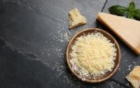 Voici comment faire du parmesan râpé très facilement avec un mixeur !