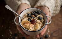 Prêt en 5 minutes, peu sucré et riche en fibres : voici la recette de l’overnight porridge, parfait pour le petit déjeuner !