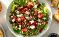 Oubliez les fraises au dessert, on vous montre comment les transformer en un plat de résistance rafraîchissant et gourmand