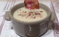 Velouté de pâtisson, bacon croustillant et éclats de noisette