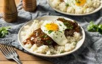 Connaissez-vous le loco moco, ce plat hawaïen à base d’œuf, parfait pour le brunch ?