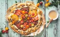 "Une explosion de saveurs" : Simone Zanoni dévoile sa recette de tarte aux tomates comme vous n’en n’avez jamais mangée !