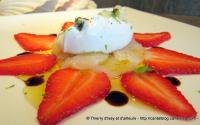 Saint-Jacques et fraises en carpaccio, chantilly légère au roquefort