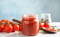 Cette petite astuce va vous permettre de conserver votre sauce tomate entamée bien plus longtemps !