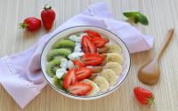 Smoothie bowl aux fraises du Périgord IGP, bananes et Kiwi de l’Adour IGP