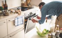 À quel âge avez-vous découvert qu’il y avait un bon et un mauvais endroit pour poser son plat dans le four ?
