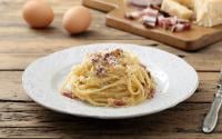 “Ricetta spéciale étudiant” : Simone Zanoni partage sa méthode pour faire de délicieuses pâtes carbonara au micro-ondes