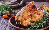 Que faire de la carcasse de son poulet rôti ? Découvrez la recette de ce chef pour ne rien gâcher !