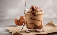 À faire avec seulement 4 ingrédients, voici une recette de glace sans sorbetière parfaite pour les petits comme pour les grands cet été !