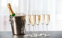 Cette astuce pour refroidir une bouteille de champagne en quelques minutes avec du sel fonctionne-t-elle vraiment ?