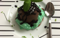 Petite glace à la menthe et mousse au chocolat noir