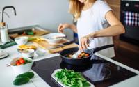 Voici pourquoi vous ne devriez jamais faire refroidir cet aliment à température ambiante trop longtemps !