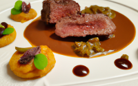 Filet d'agneau en chevreuil, sauce poivrade