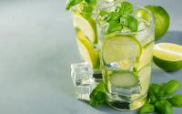 Cocktail sans alcool frais pour l’été : craquez pour l’agua fresca concombre, citron vert et basilic