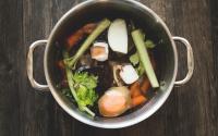 Apprenez à cuisiner un bouillon de légumes avec vos épluchures