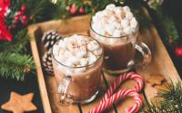 Une bombe de chocolat chaud au Kinder, le hack ultime pour vos boissons de Noël !