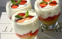 Trifle fraises, rhubarbe et mousse au chocolat blanc