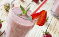 Milkshake aux fraises avec glace et feuilles de menthe