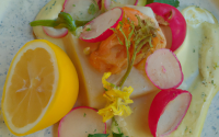 Sandre vapeur, beurre de roses, petits légumes primeurs confit au citron