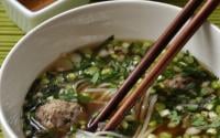 Pho vietnamien : bouillon de bœuf, nouilles de riz, herbes fraîches et boulettes de bœuf