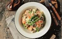 “Tout en fraîcheur” : Cyril Lignac partage une recette originale de risotto asperges vertes, saumon et orange