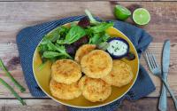 Galettes ou croquettes saumon et pommes de terre, sauce crème, citron et ciboulette