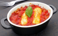 Cocotte de quenelles à la sauce tomate