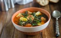 Vous ne savez jamais comment préparer le chou kale ? Laurent Mariotte partage sa recette de soupe pour enfin le cuisiner