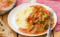 C’est l’un des trésors de la cuisine basque : découvrez comment réaliser l’axoa de veau aux poivrons