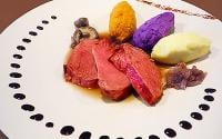 Filet de bœuf aux trois purées, garniture forestière et échalotes confites