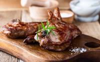 “Un vrai plat du dimanche” : Laurent Mariotte dévoile sa recette de côte de veau et son jus maison, votre tablée va adorer !