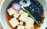 Soupe miso au tofu, mirin et oignon nouveau