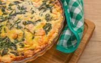 “Ça va permettre de la colorer et de la parfumer ”: Cyril Lignac dévoile son astuce pour réaliser une quiche aux légumes verts, déclinable selon vos envies !