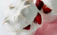 Pavlova (meringue) fourré aux fraises