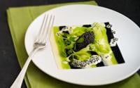 Fines lasagnes de caviar d'aquitaine, jeunes poireaux à la goutte d'huile d'olive vierge