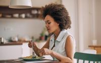 Découvrez la raison improbable pour laquelle on mange nos plats de plus en plus froids !