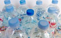 Voici pourquoi vos bouteilles en plastique risquent de vous coûter plus cher dès 2025