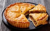 Je cuisine ce week-end : voici comment faire une tourte à la viande, un régal à tester absolument !