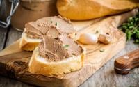 Économique et savoureuse : voici la recette de mousse de foie de volaille, parfaite pour votre apéritif de Noël !