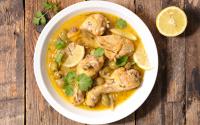 “Quand on ouvre la cocotte, on voyage” : Cyril Lignac partage sa recette du poulet au citron façon tajine