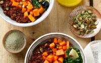Power Bowl au quinoa, chou kale, patate douce et myrtilles