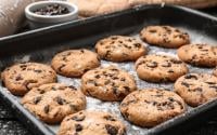 Avec l’astuce du “boudin” Cyril Lignac nous apprend à réaliser des cookies au chocolat parfaits