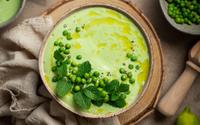 Oubliez le gaspacho de tomate, pour les beaux jours et misez désormais sur les petits-pois pour bluffer vos invités !