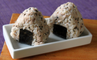 Onigiri au thon et au sésame noir