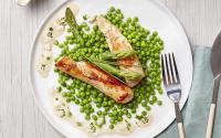 Filets de lapin sautés aux herbes, asperges et petits pois