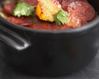 Morue (bacalao) dessalée aux poivrons, olives noires et oranges sanguines en cuisson longue et douce, recouverte d'un écrasé de pommes de terre, à l'ail, olives vertes,…