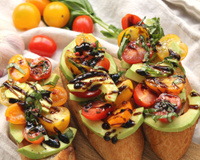 Bruschetta avocat, tomates et réduction balsamique