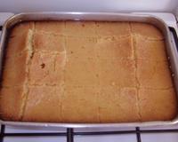 Ce gâteau est un gâteau à base de semoule moyenne, sucre, eau, eau de fleur d'oranger