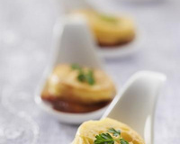 Tapas de quenelles au brochet, truite fumée et sauce au vin rouge