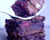 Cette recette de brownies fera l'unanimité chez les petits comme chez les grands. Remplacer les fruits secs par des fruits rouges (framboises, myrtilles, mures, groseilles)…